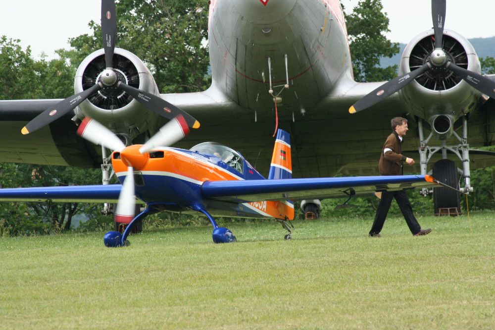 Extra 300 LP sous un DC-3