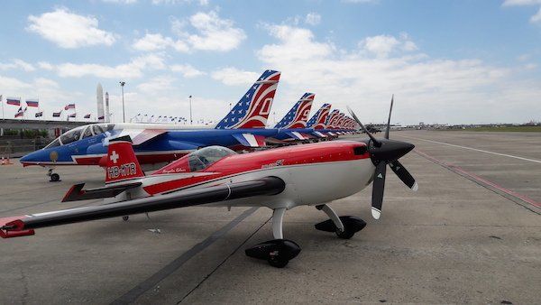 Extra 330 SC avec la Patrouille de France, salon du Bourget 2017